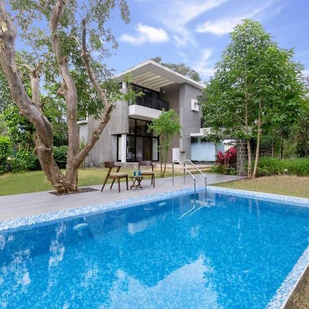 Villa Foresta By Stayvista With Modern Decor, Swimming Pool & Expansive Lawn For A Perfect Escape Лонавала Екстериор снимка